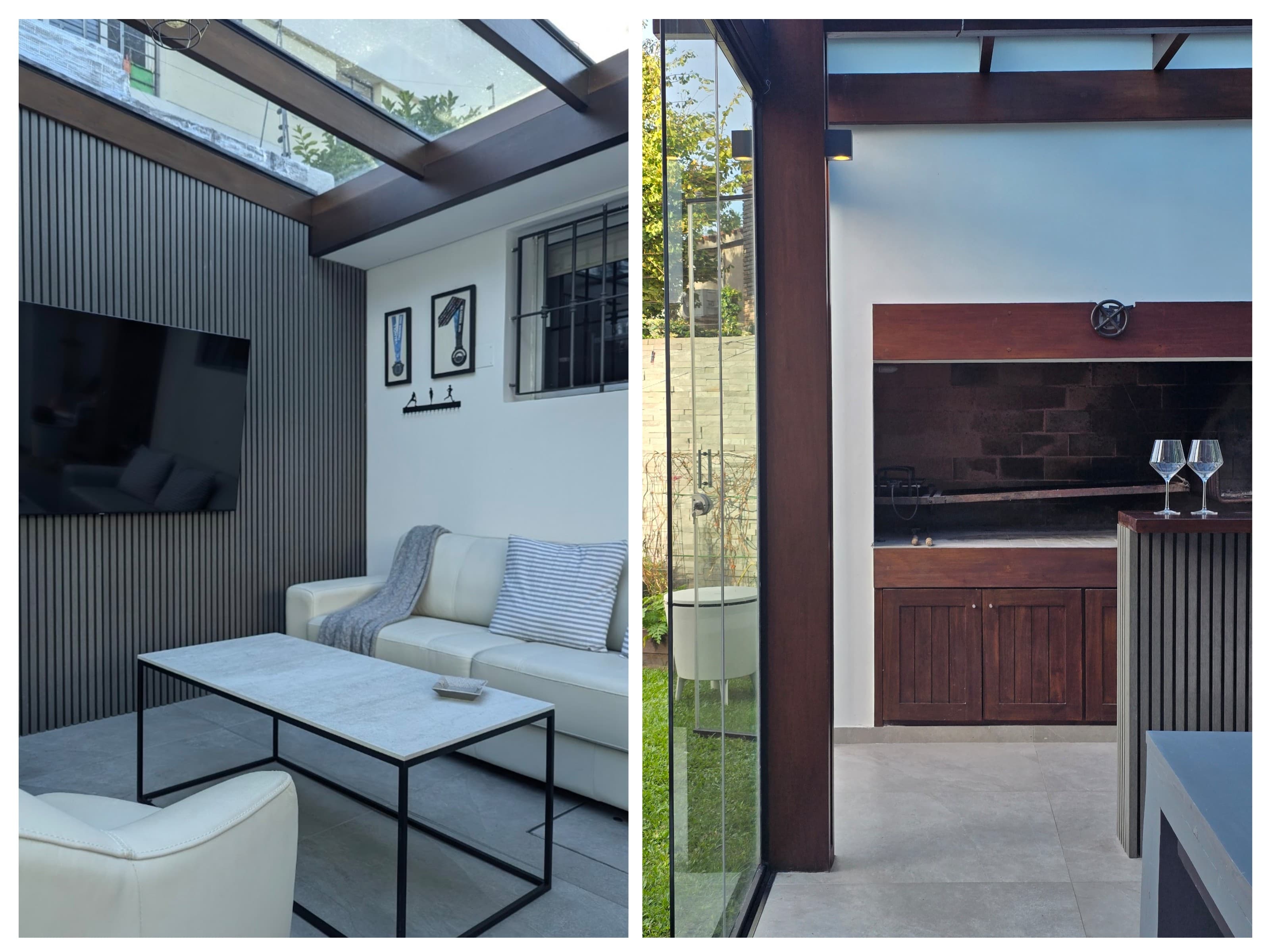 Área de estar interior con techo de vidrio, panel de listones de madera, sofá gris y vista hacia el área de parrillero